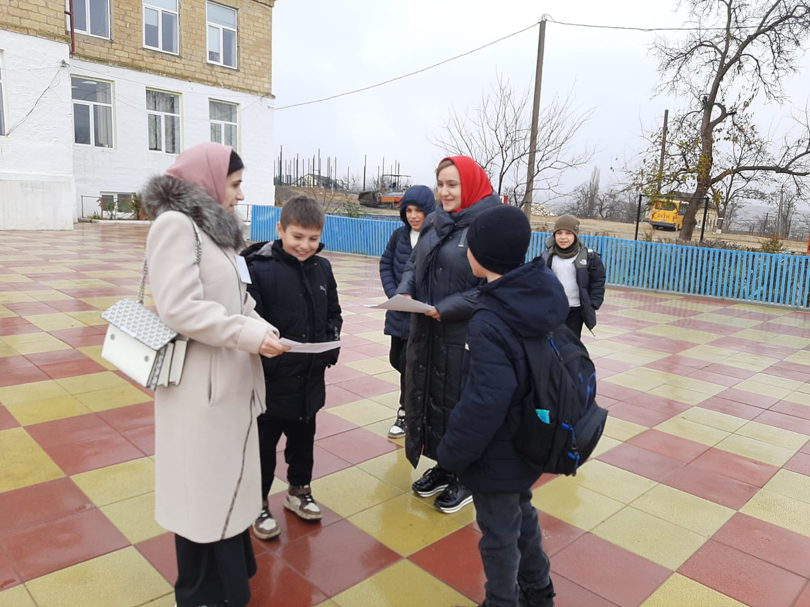 Специалисты Комплексного центра Сергокалинского района организовали и провели акцию, в рамках которой были разданы буклеты ко Дню Конституции Российской Федерации.