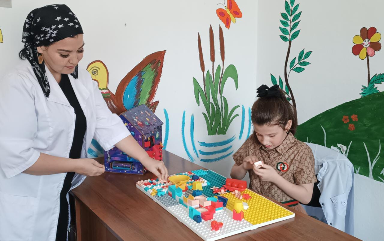 Воспитатель Султанова Гульнара проводит занятие: «Развитие мелкой моторики рук».