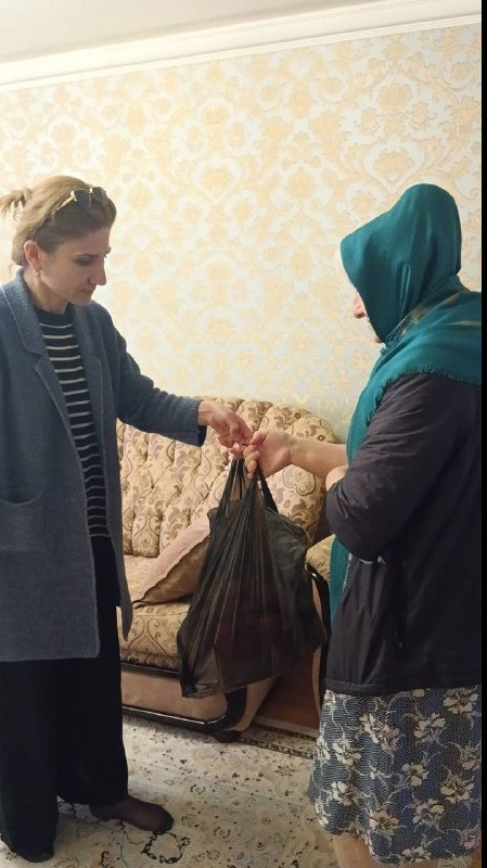 Заведующая отделения в полустационарной формы Рамазанова Зульфия оказала гуманитарную помощь в виде продуктового набора получателю социальных услуг