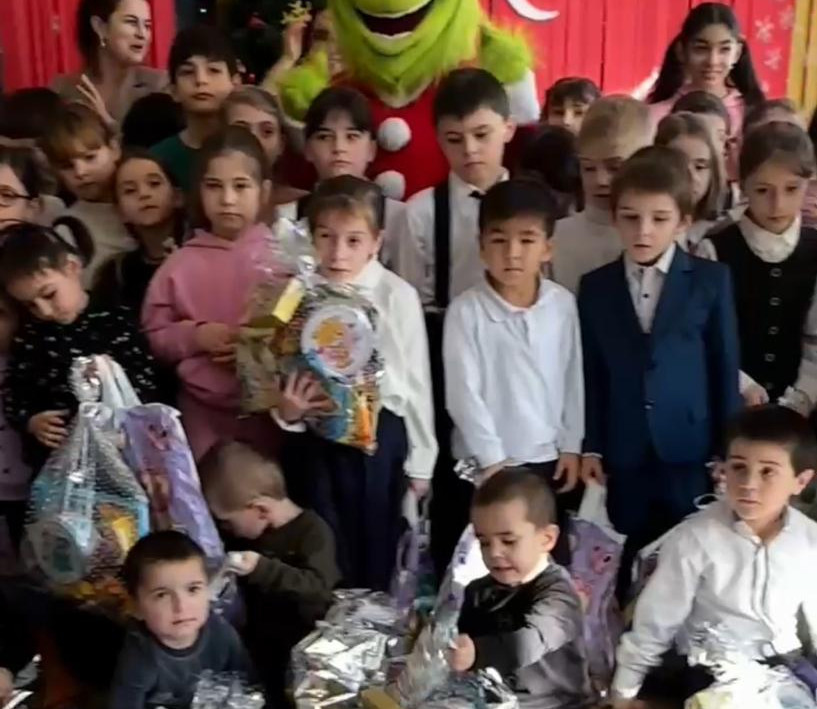 Детский сад «Кубик Рубик» поздравил с наступающим Новым годом детей-сирот — воспитанников СРЦН  Махачкалы