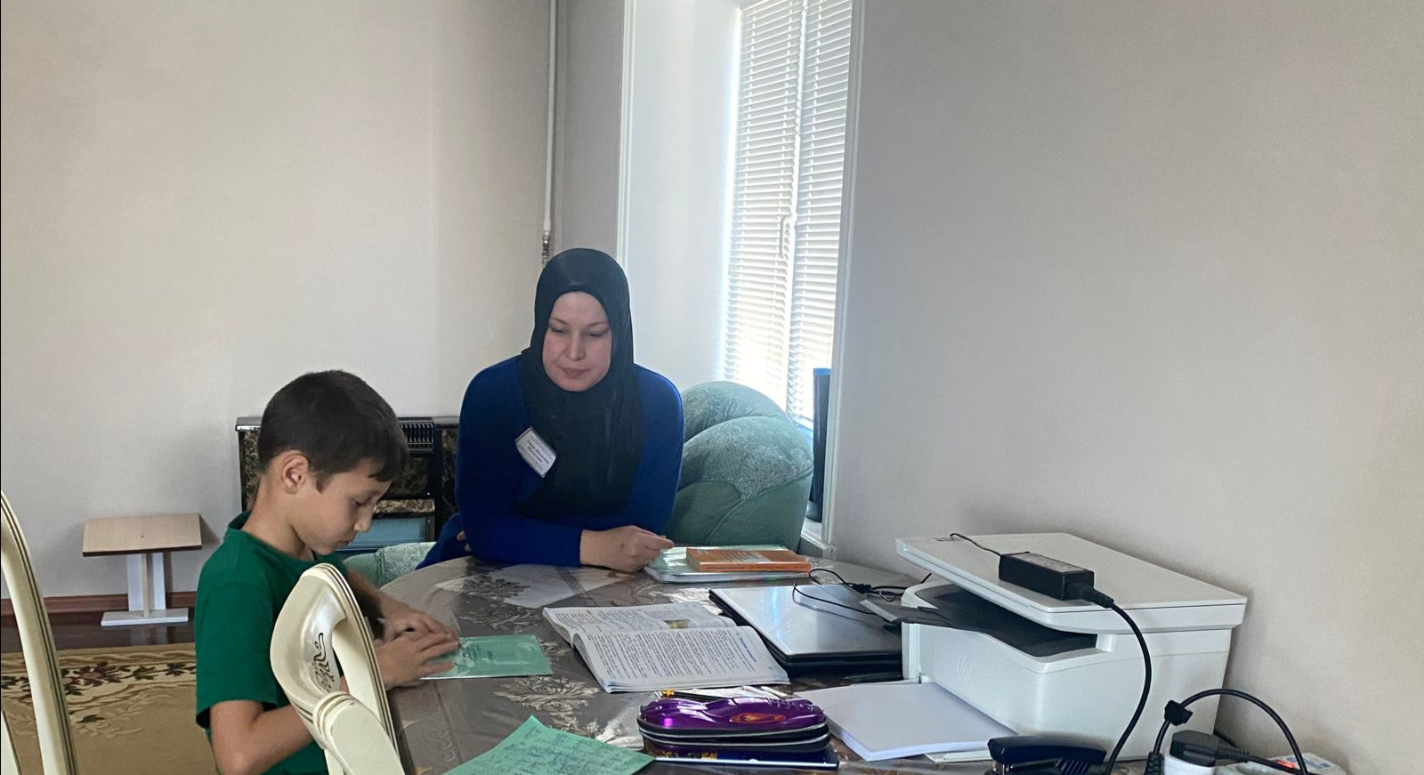 Специалист по работе с семьей и детьми, Алиева Максалина, оказывает услуги.