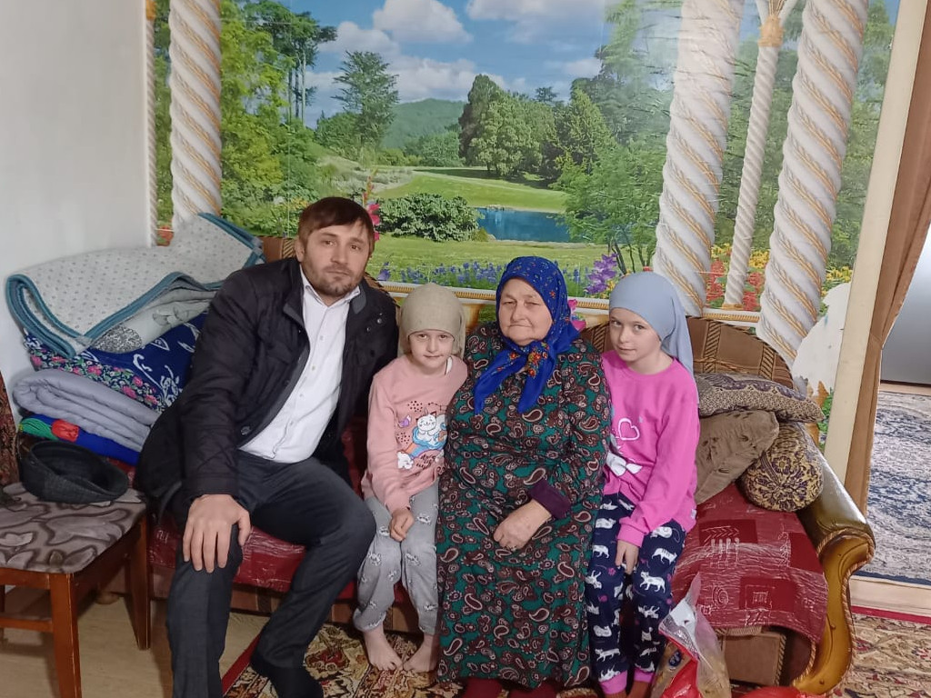 Директор ГБУ РД ЦСОН в МО «Цунтинский район» Г. К. Абакаров совместно с администрацией МР «Цунтинский район»  в преддверие  Дня Защитника Отечества организовали и оказали помощь  семьям участников СВО