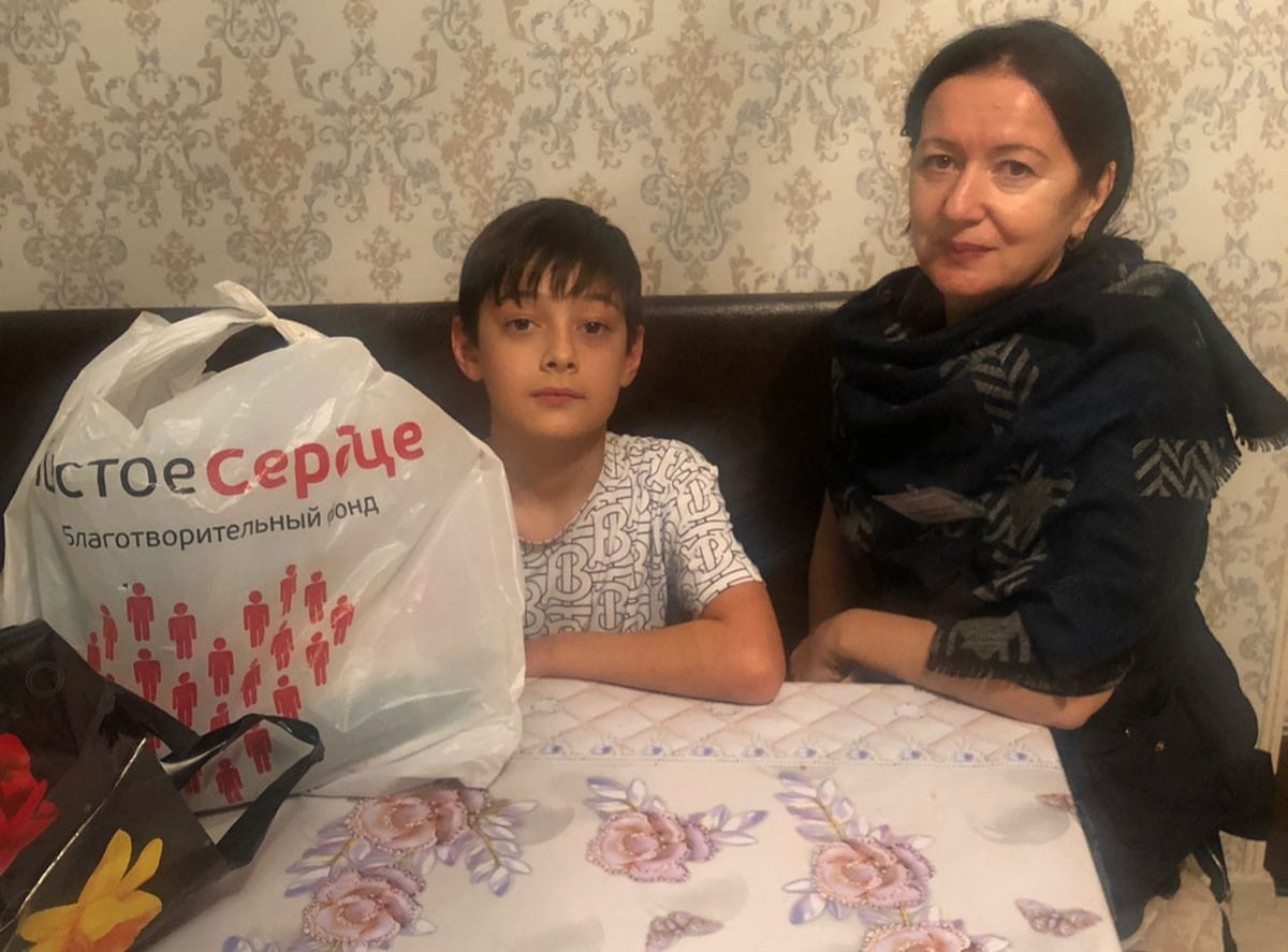 Социальный педагог Алишихова Раисат посетила своего подопечного, Закарьяева Магомедали, чтобы оказать ему материальную помощь от благотворительного фонда «Чистое сердце» в виде продуктового набора.