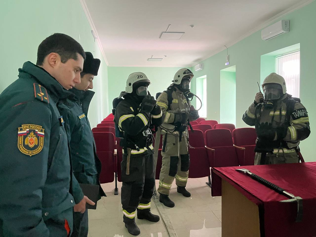 Пожарные МЧС провели тренировку по пожарной безопасности в комплексном центре г. Дагестанские Огни.