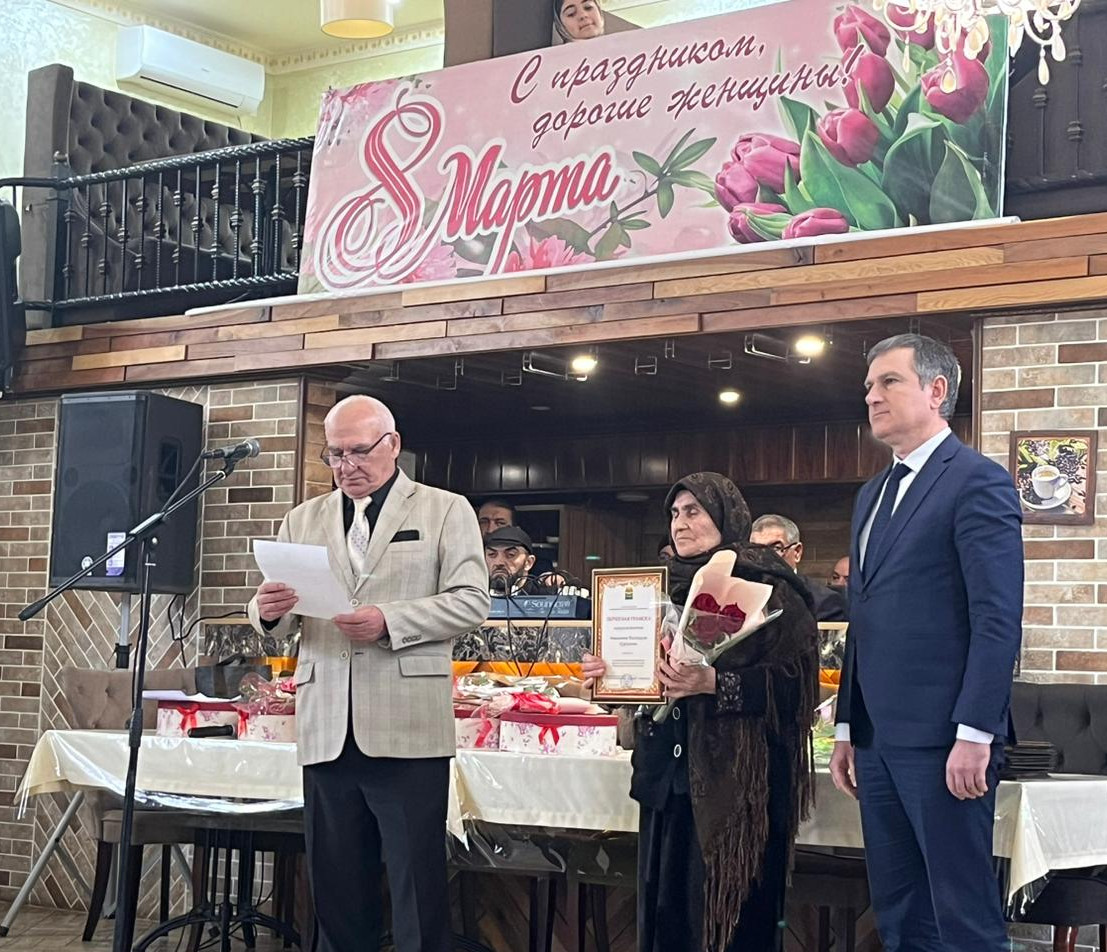 В СУЛЕЙМАН-СТАЛЬСКОМ РАЙОНЕ ТОРЖЕСТВЕННО ОТМЕТИЛИ МЕЖДУНАРОДНЫЙ ЖЕНСКИЙ ДЕНЬ!