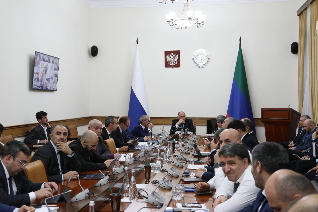 Врио министра труда Дагестана Магомедзагид Кихасуров вместе с кабинетом министров под руководством Председателя Правительства РД Абдулмуслима Абдулмуслимова смотрит прямую линию с Главой региона Сергеем Меликовым.