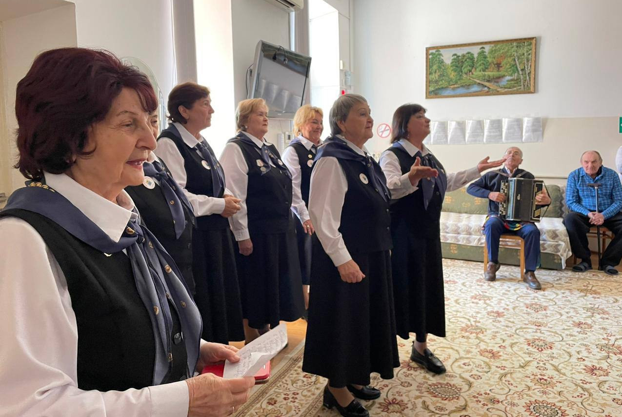 Вокальная группа "Вдохновение" организовали маленький праздник для подопечных отделения временного пребывания граждан пожилого возраста и инвалидов.,