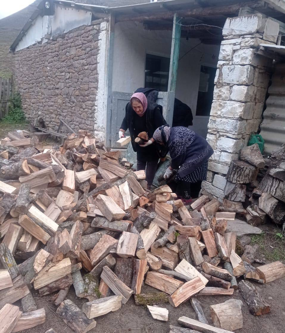 Социальные работники отделения социального обслуживания граждан пожилого возраста и инвалидов на дому №3 КЦСОН  в МО « Агульский район» при исполнении должностных обязанностей (оказание социально-бытовых услуг) согласно установленному графику.