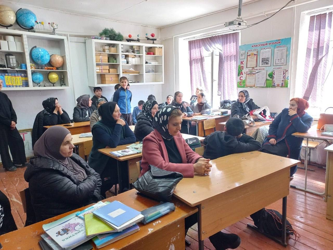 3 апреля в МКУ «Тпигская СОШ» заведующая отделением социального обслуживания на дому детей и семей с детьми совместно с психологом Центра социального обслуживания населения в МО «Агульский район» приняли участие на родительском собрании учащихся 7 класса.