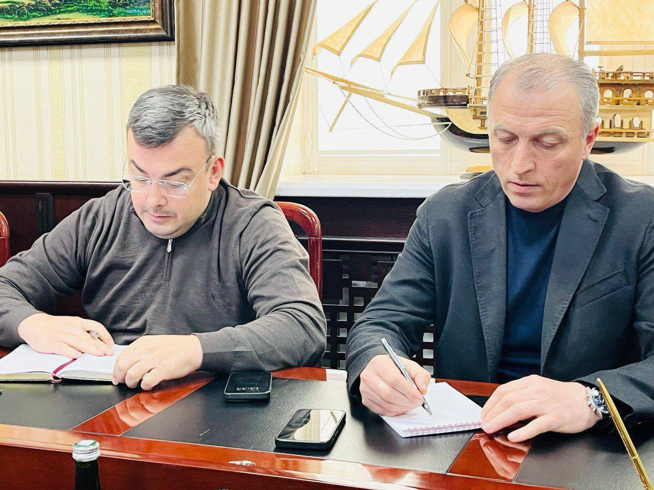 Сегодня, 18 октября, в администрации муниципалитета исполняющий обязанности Министра труда и социального развития Магомедзагид Кихасуров совместно с главой района Закиром Каидовым провел прием граждан по социальным вопросам.