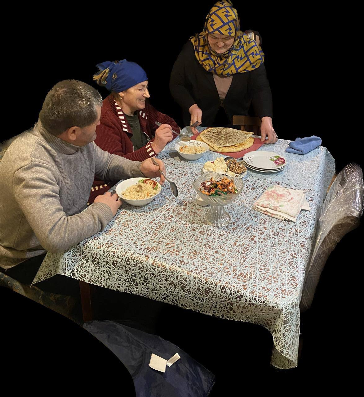 Социальная работница отделения социального обслуживания граждан пожилого возраста и инвалидов на дому №3 с.Тпиг Алиева Байранкиз оказывает услуги по приготовлению пищи для получателей социальных услуг .