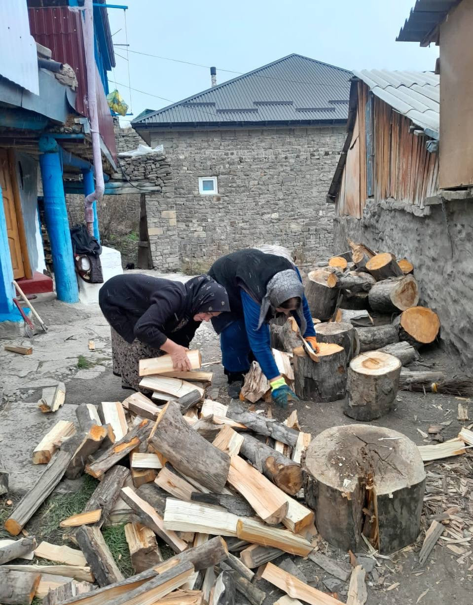 Соцработники помогают подопечным подготовиться к наступлению зимы.