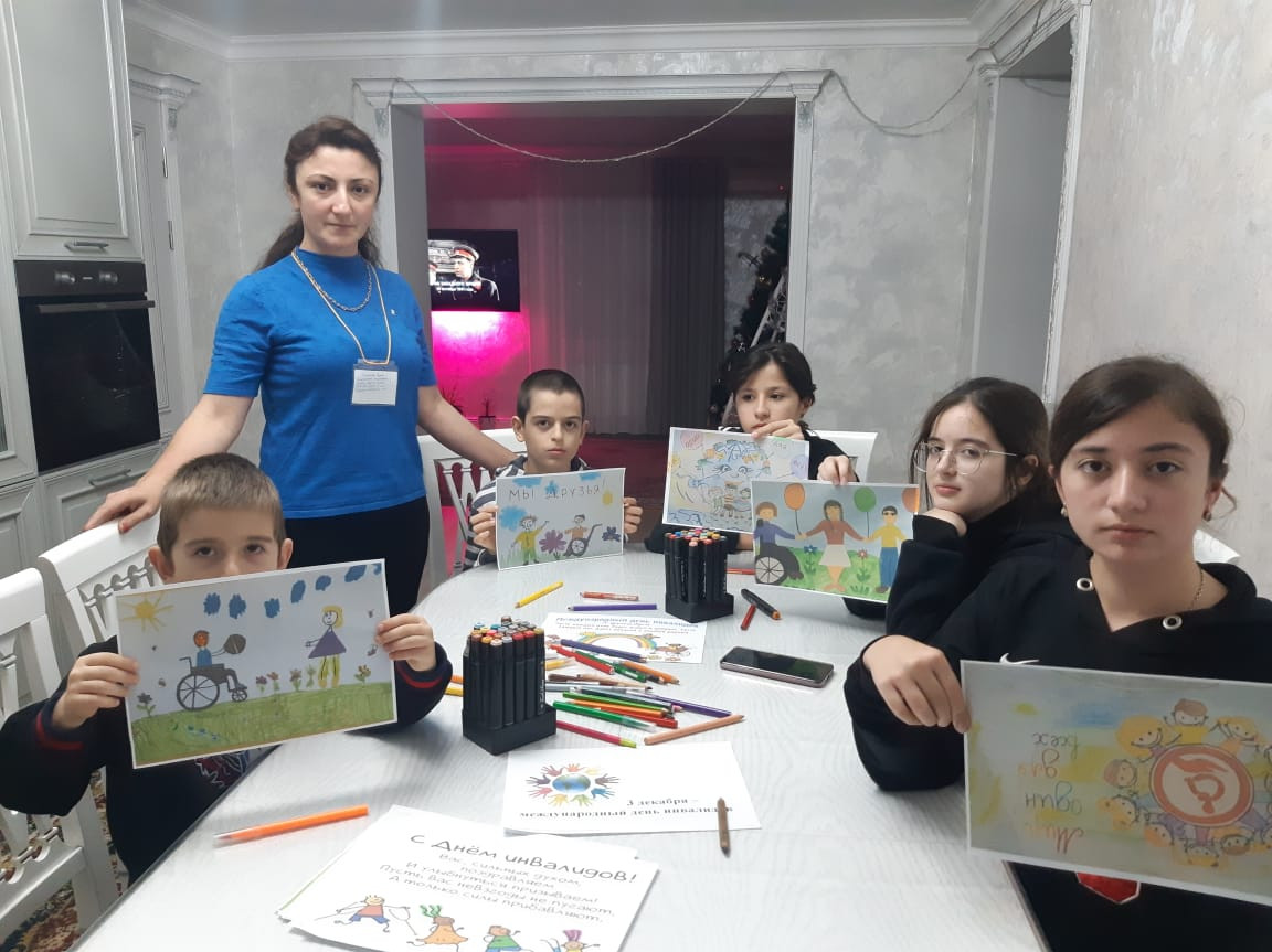 Специалист по работе с семьёй и детьми Багандова Разият поздравила всех своих получателей социальных услуг с Международным Днём инвалидов.