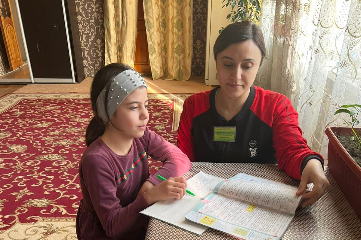 Специалист по социальной помощи Муртазалиева Раисат посетила подопечную Мусеибову С. в рамках программы организации помощи в получении образования инвалидами.
