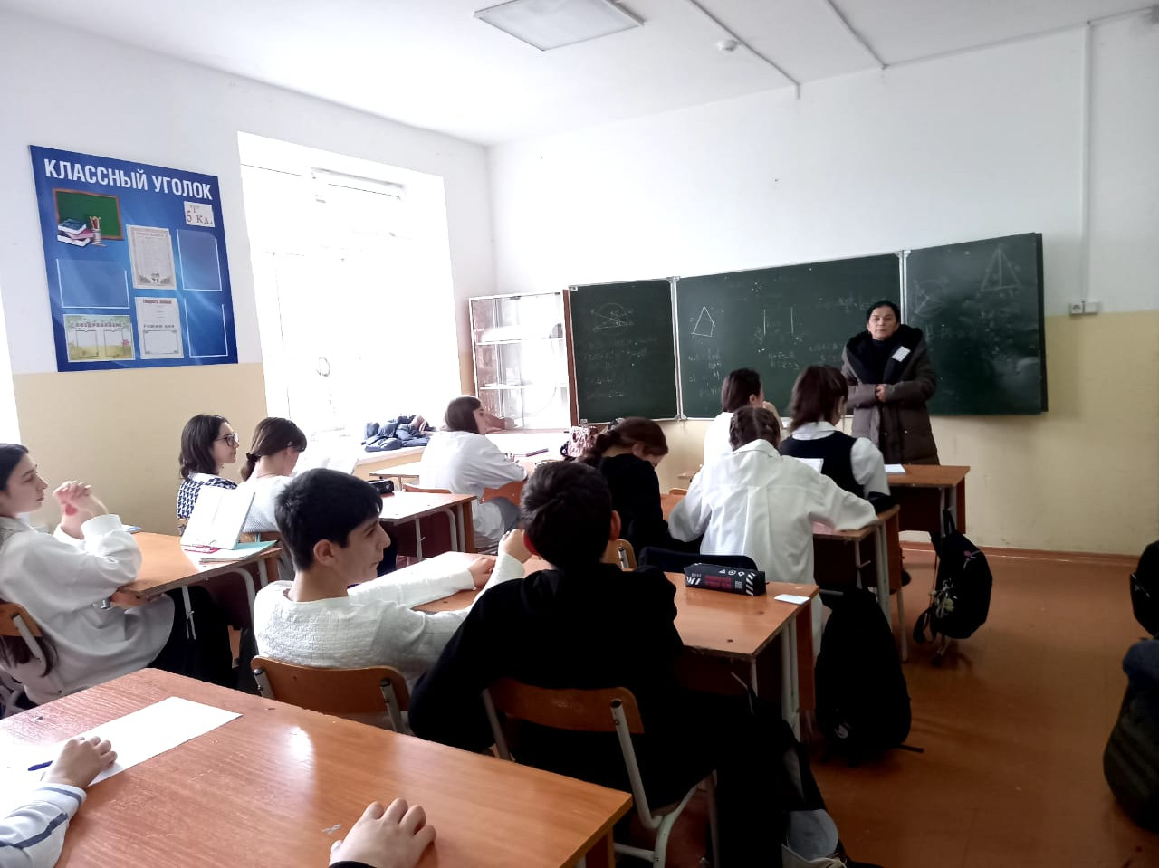 Заведующая отделением семьи Мусаева Салимат и специалист по работе с семьей Багомедова Патимат провели беседу и тестирование в 9 классе СОШ 2 с целью определения латентных склонностей к экстремистским проявлениям среди школьников.