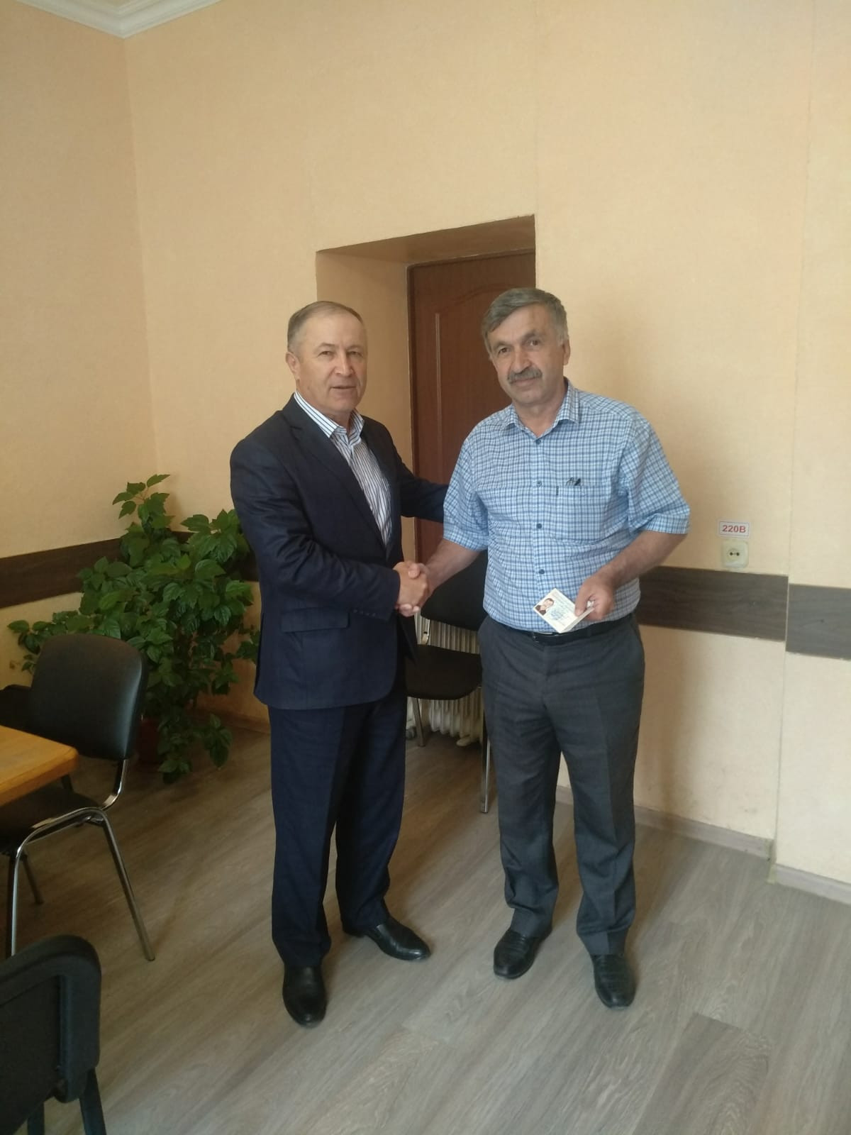 Вручение гражданам района удостоверений "Ветеран труда".