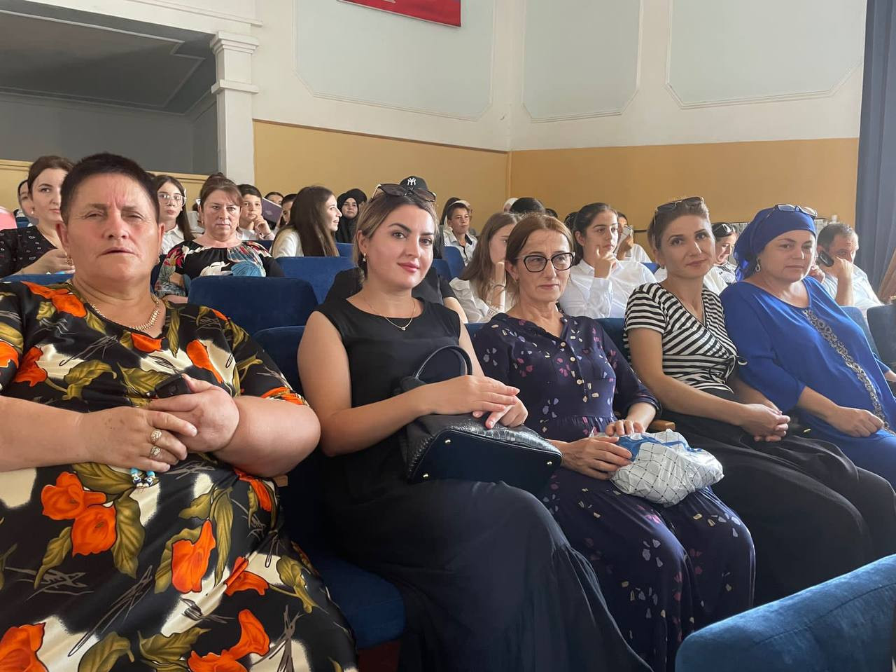 Работники ГБУ РД КЦСОС и ГНТЖС в МО "город Дагестанские Огни" посетили городское мероприятие, посвященное столетию Расула Гамзатова, проводимое отделом культуры.