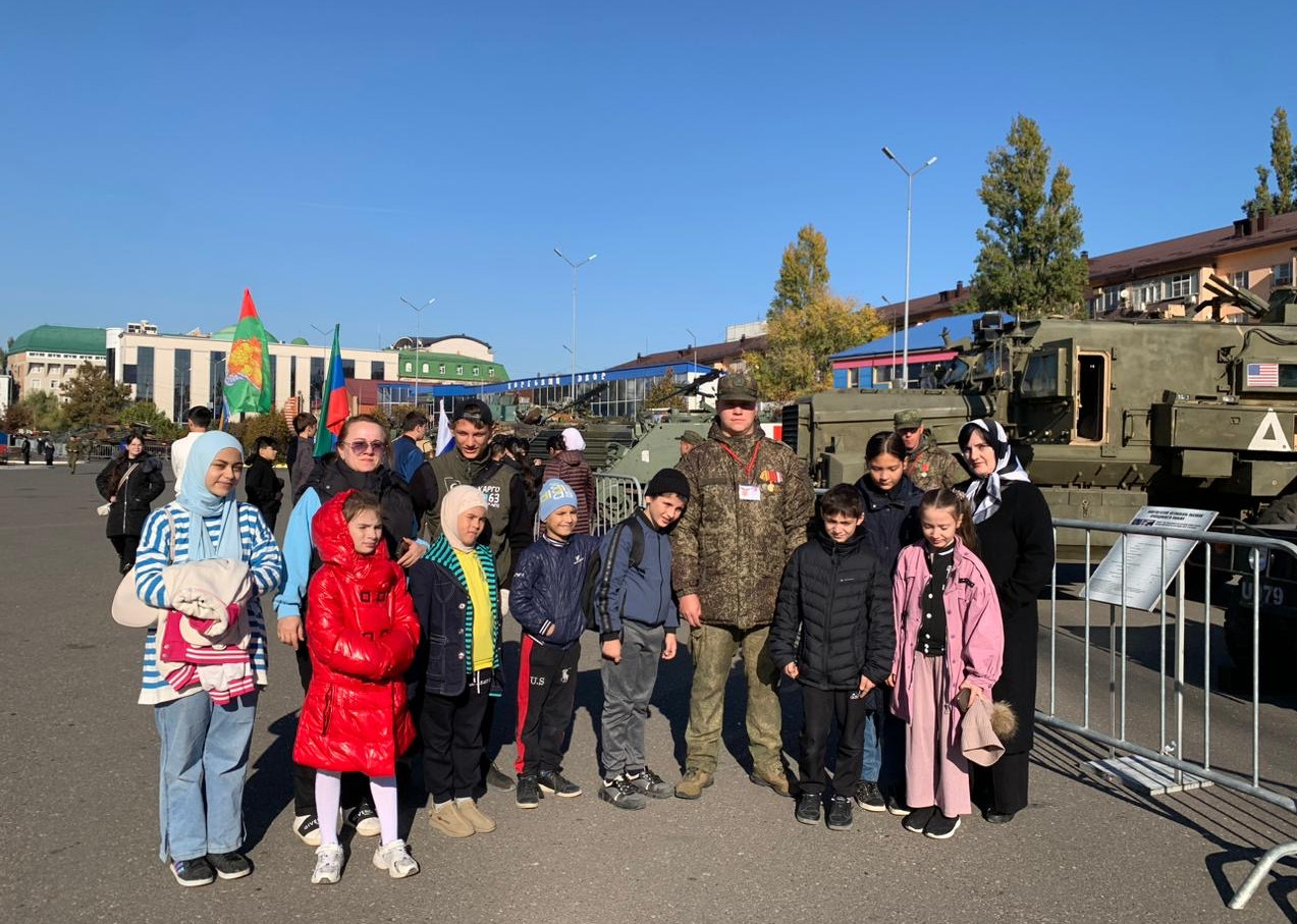 Воспитанники Центра посетили выставку трофейной техники и вооружения.