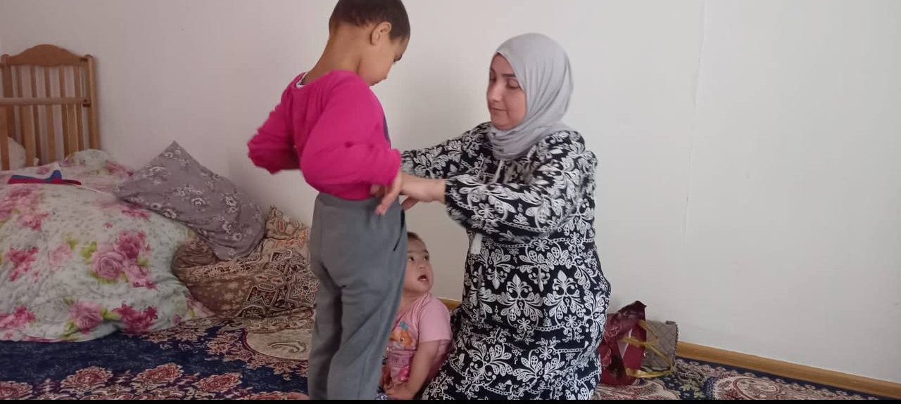 Психолог Мирзабекова Э.С оказывает социально - бытовые услуги подопечной.