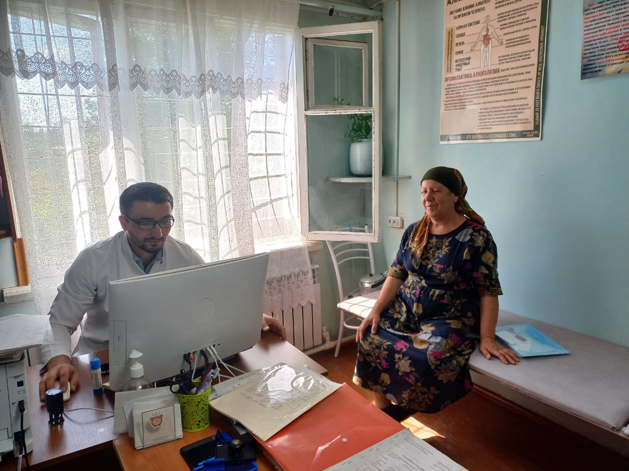 Социальные работники Минтруда Дагестана в Магарамкентском районе обеспечили доставку пожилых граждан в медучреждение