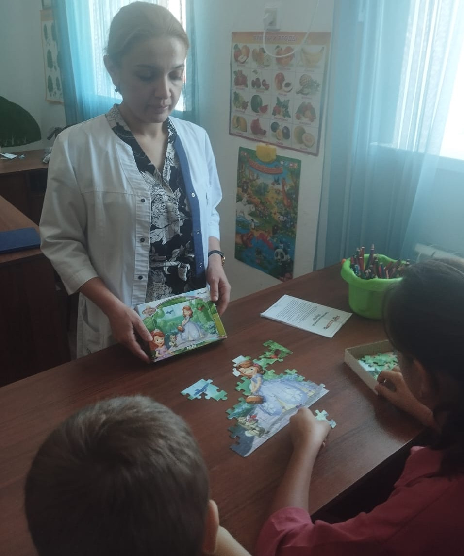 Собирание пазлов требует от детей активного мышления и концентрации внимания.