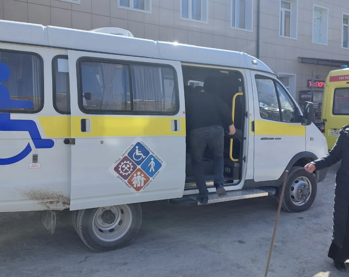 доставка  лиц старшего поколения в медучреждения в рамках социального  проекта "Демокрафия"