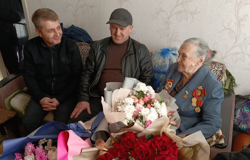 Представители Минтруда РД в Буйнакске поздравили ветерана с 80-летием снятия блокады Ленинграда