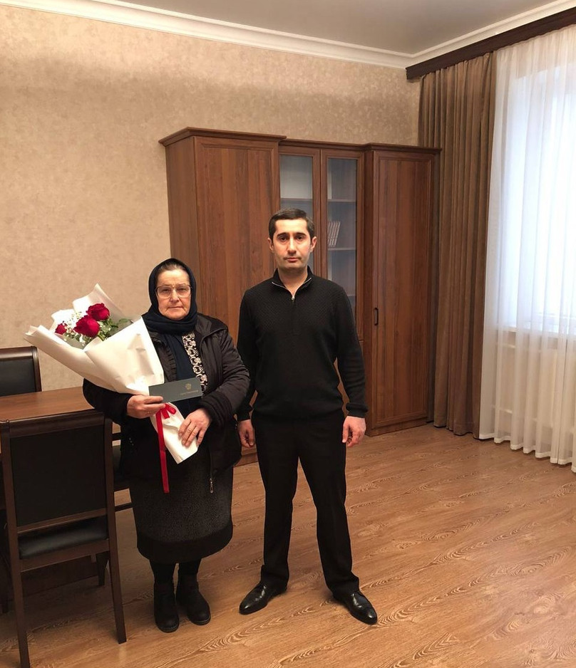 Вручение удостоверения вдове участника на Чернобыльской АЭС