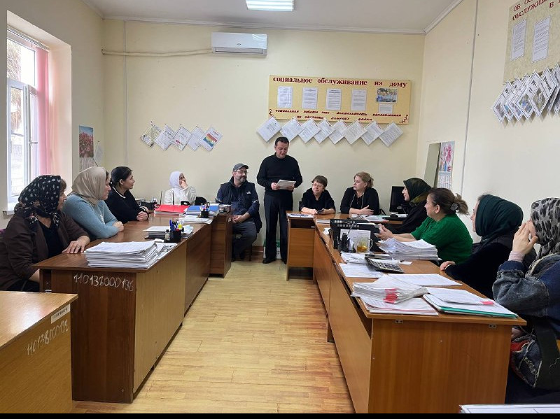 в Комплексном центре ответственным за антитеррористич. безопасности Рамазановым Мурадом Э. был проведен плановый инструктаж с работниками Центра на тему: «Действия должностных лиц при угрозе взрыва».