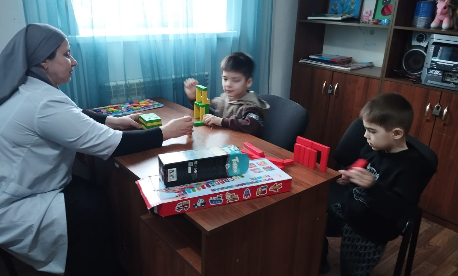 ?Воспитатель Габиллаева У. проводит занятие с подопечными на тему «Выстраивание фигурок»