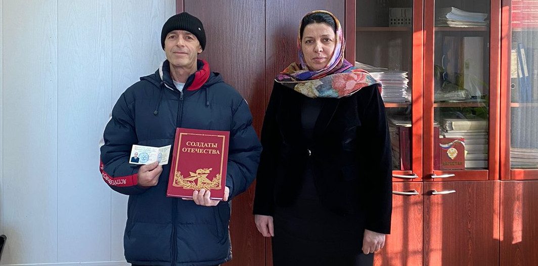 В Кизлярском районе представители Минтруда РД вручили удостоверения ветеранам труда