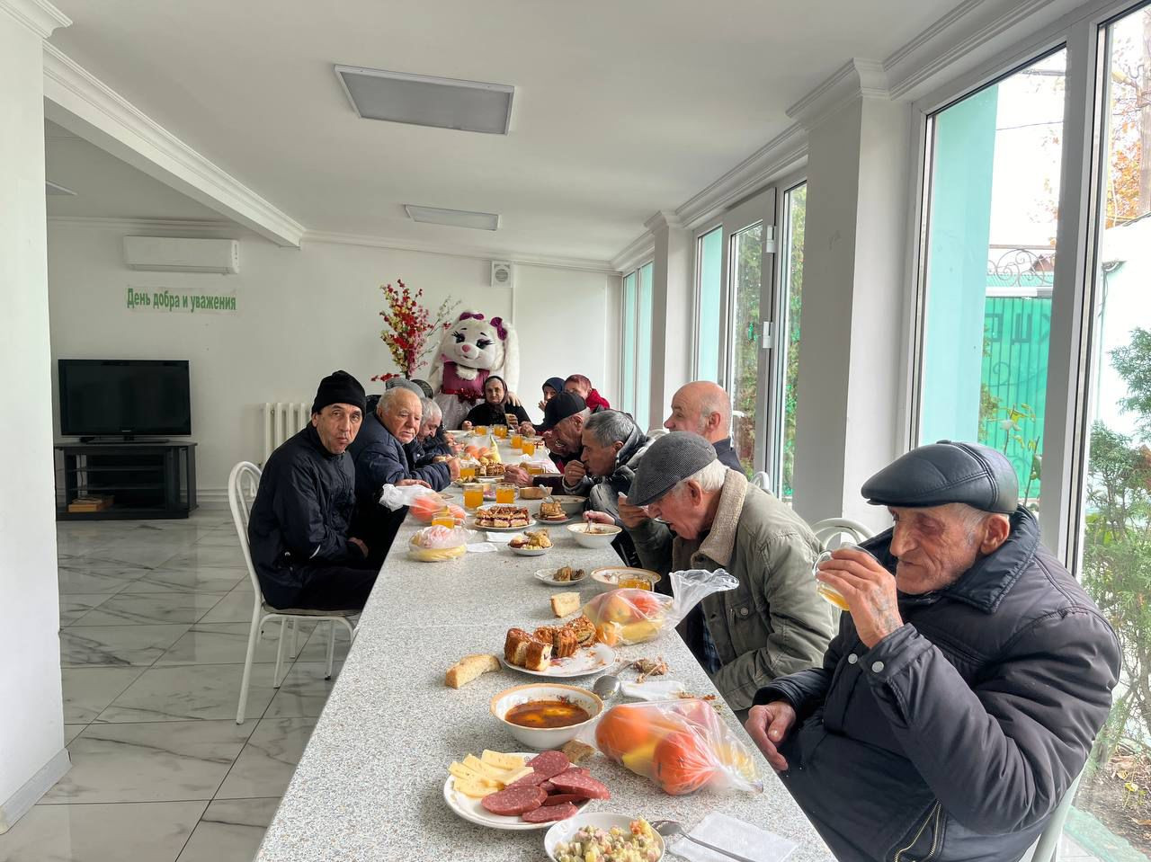 Воспитанники школы искусств г.Дагестанские Огни решили сделать особенный подарок подопечным отделения временного пребывания и полустационарной формы