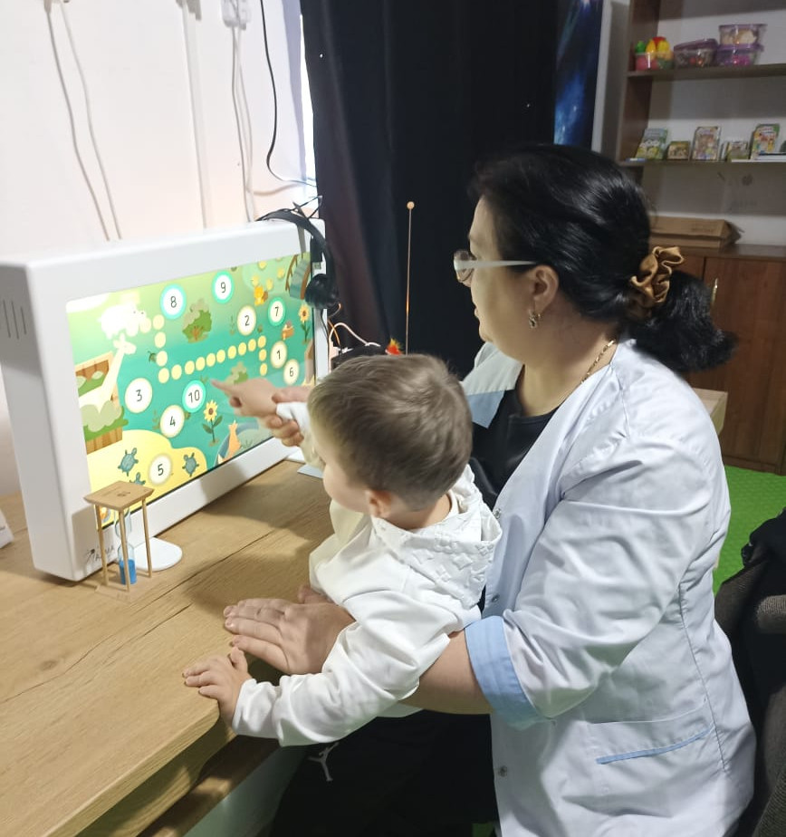 Миссия детского психолога — помочь ребенку адаптироваться к окружающему миру, сделать так, чтобы он мог своевременно и полноценно развиваться.