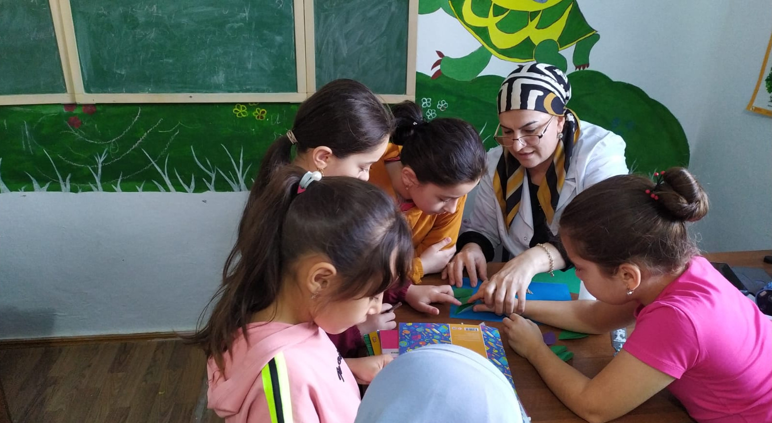 Групповое занятие по лепке пластилином провела воспитатель Джамавова Б.