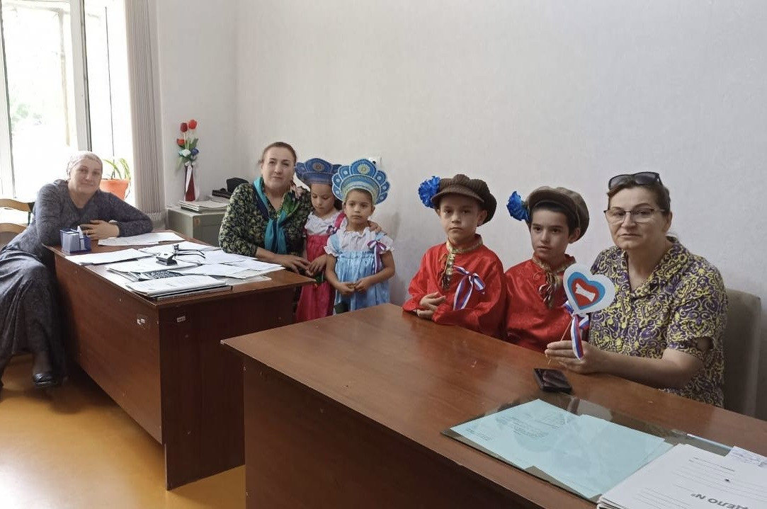 В преддверии знаменательного праздника Дня России наш центр посетили юнные гости из детского сада МКДОУ- 3  "Ромашка".