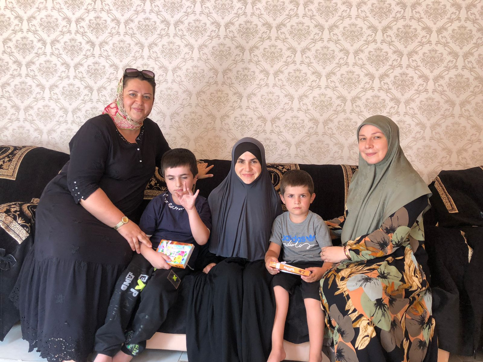 Социальные работники Минтруда в Казбековском районе провели акцию «Собери ребенка в школу»