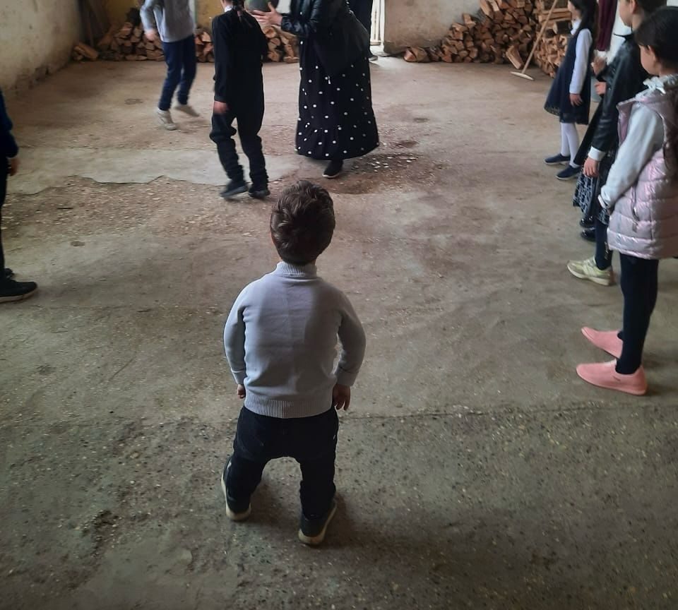 Рабочие будни социального педагога Магомедовой Идаят включают в себя не только выполнение организационных и консультативных задач, но также проведение игр с детьми.