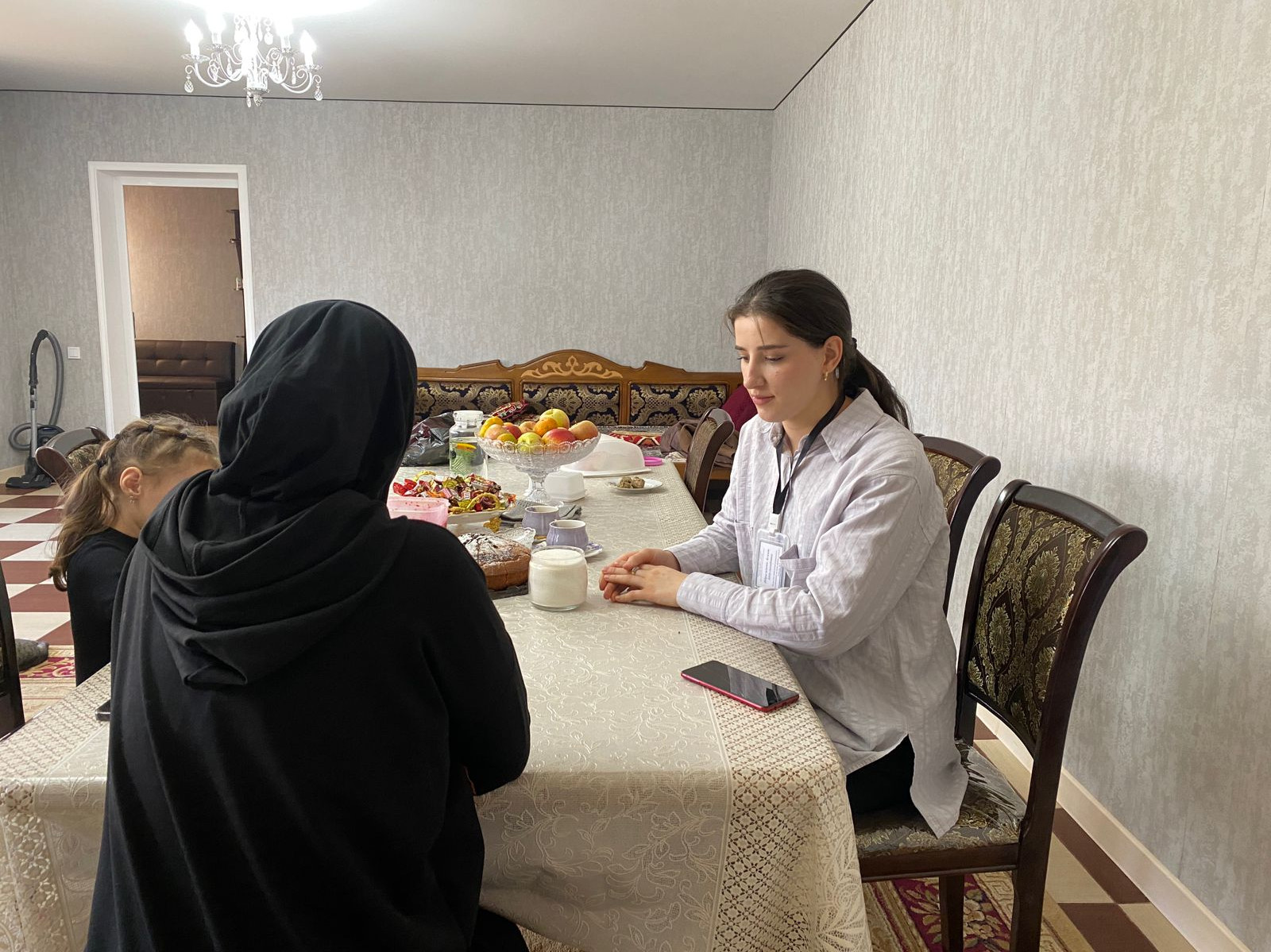 Психолог отделения семьи Ибрагимова Асият посетила семью погибшего военнослужащего, который погиб в ходе СВО на Украине.