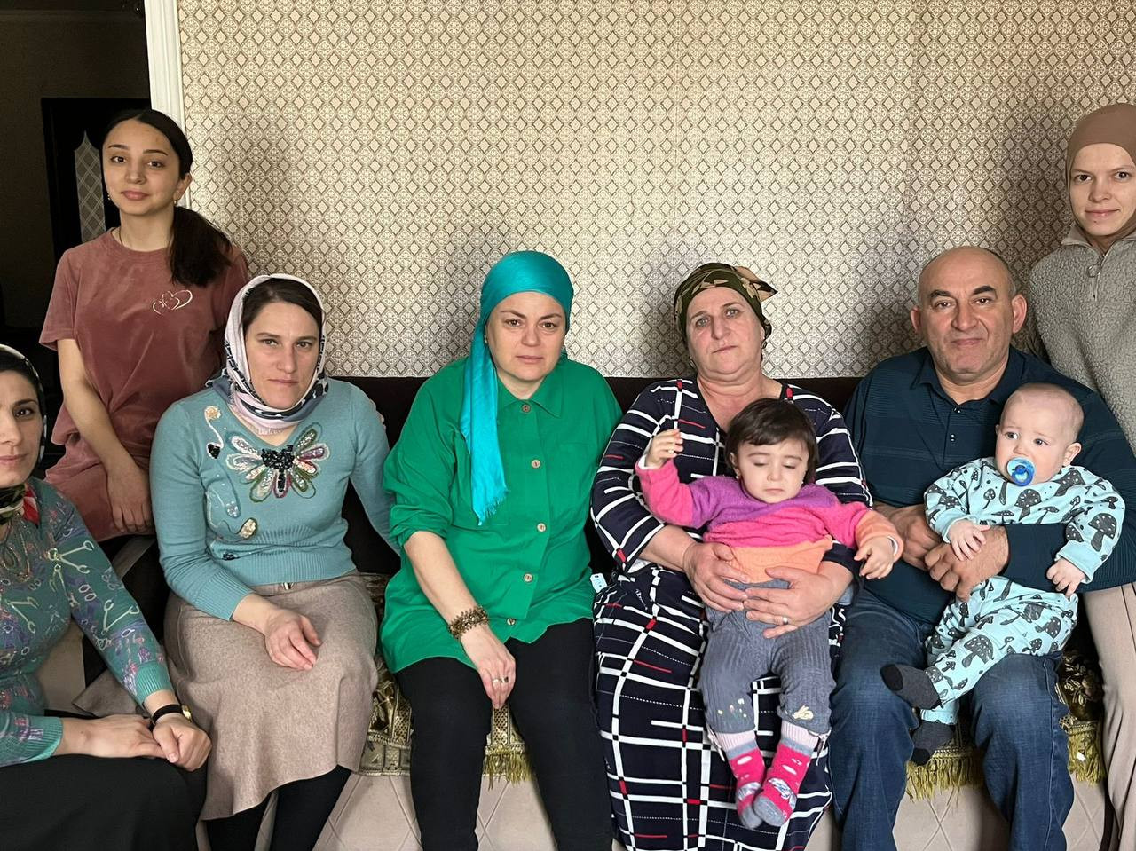 Работники 1-го отделения граждан пожилого возраста и инвалидов на дому посетили семью участников СВО Мукаиловых поздравить с Днем Защитника Отечества