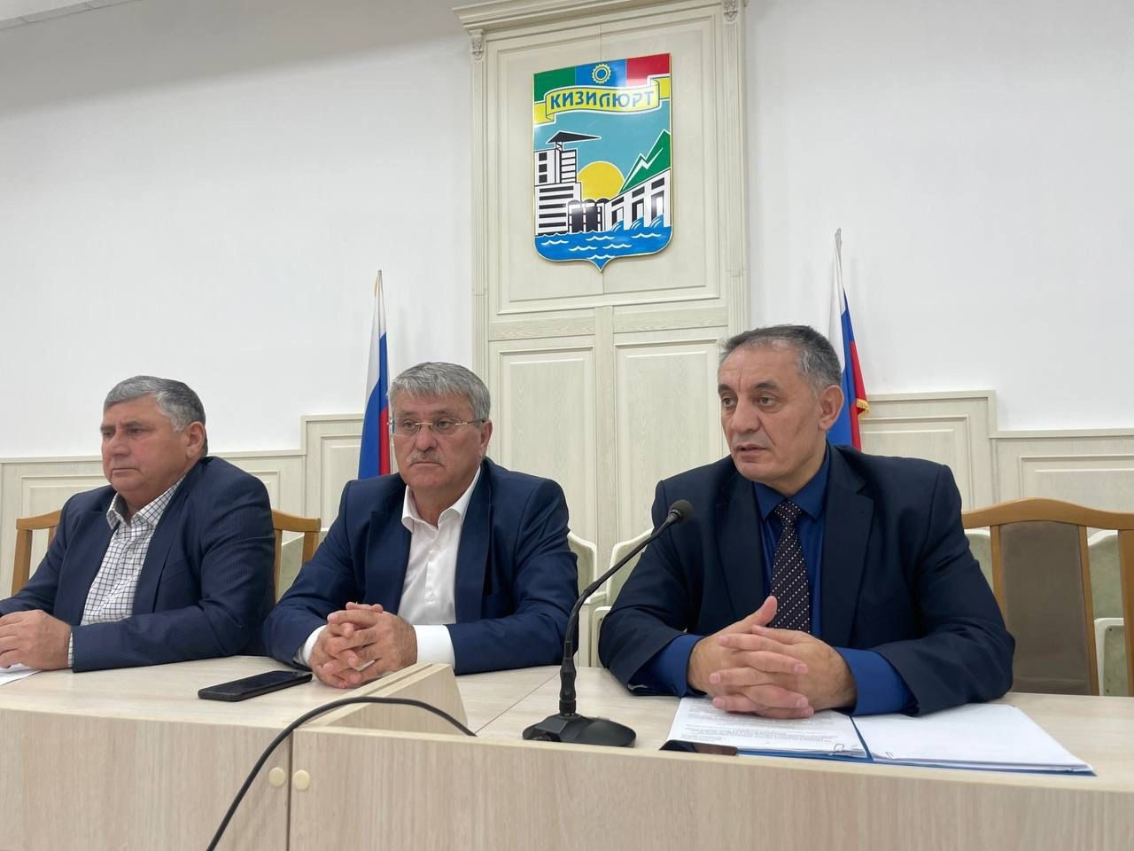 Оказание помощи участникам СВО и их семьям обсуждается в эти минуты в администрации Кизилюрта с городским активом.