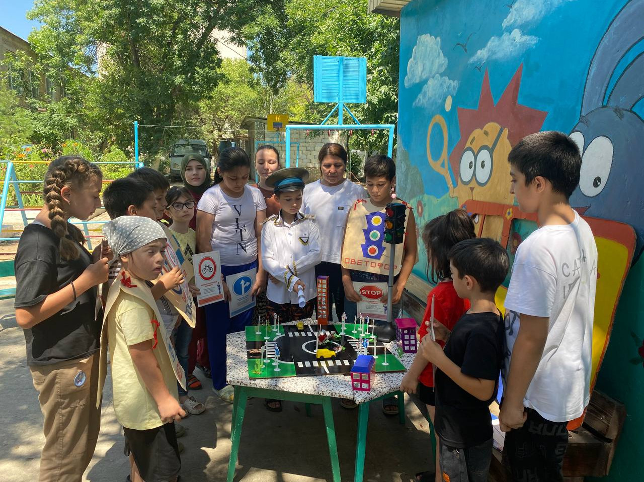 Воспитанники реабилитационного центра в Избербаше изучили основные правила ПДД в формате тематического игрового занятия