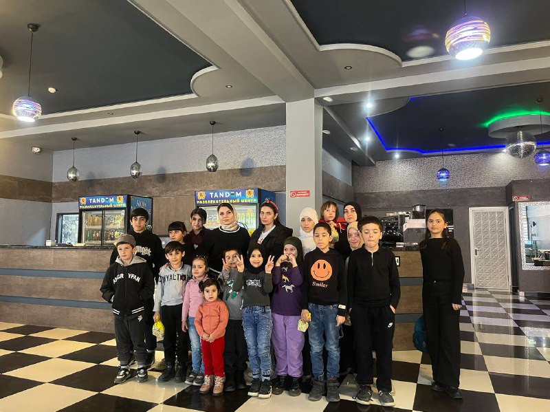 Работники Отделения социального обслуживания на дому детей и семей с детьми в предверии праздника 8 Марта провели организационный досуг несовершеннолетних детей в детском развлекательном клубе "Тандем".