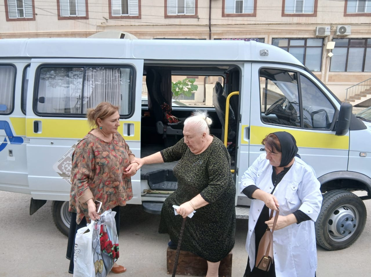 Социальные работники территориального комплексного центра в Дербенте оказали помощь подопечной в оформлении документов и получении группы инвалидности