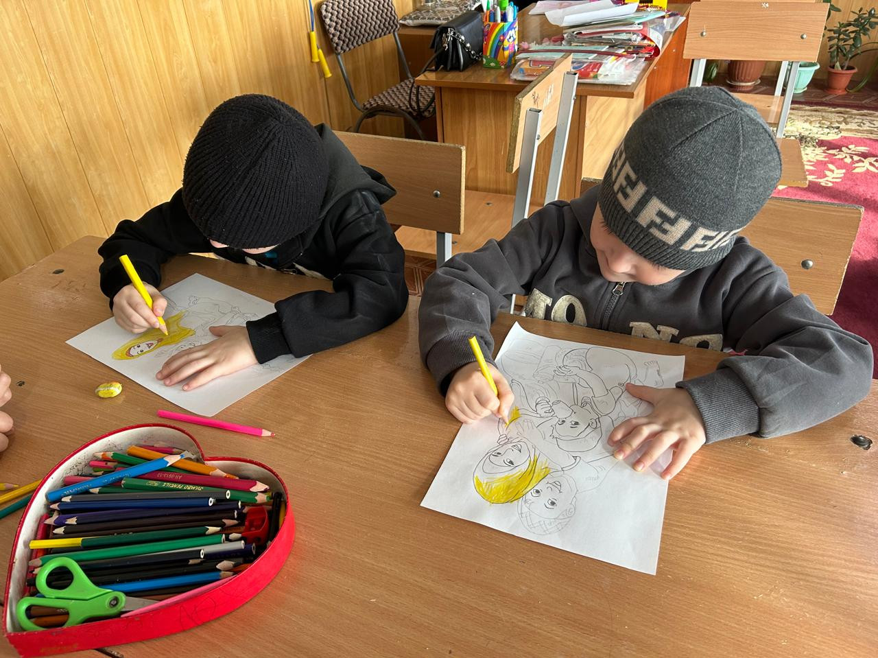 Выставка детских рисунков «Мама – это жизнь!»