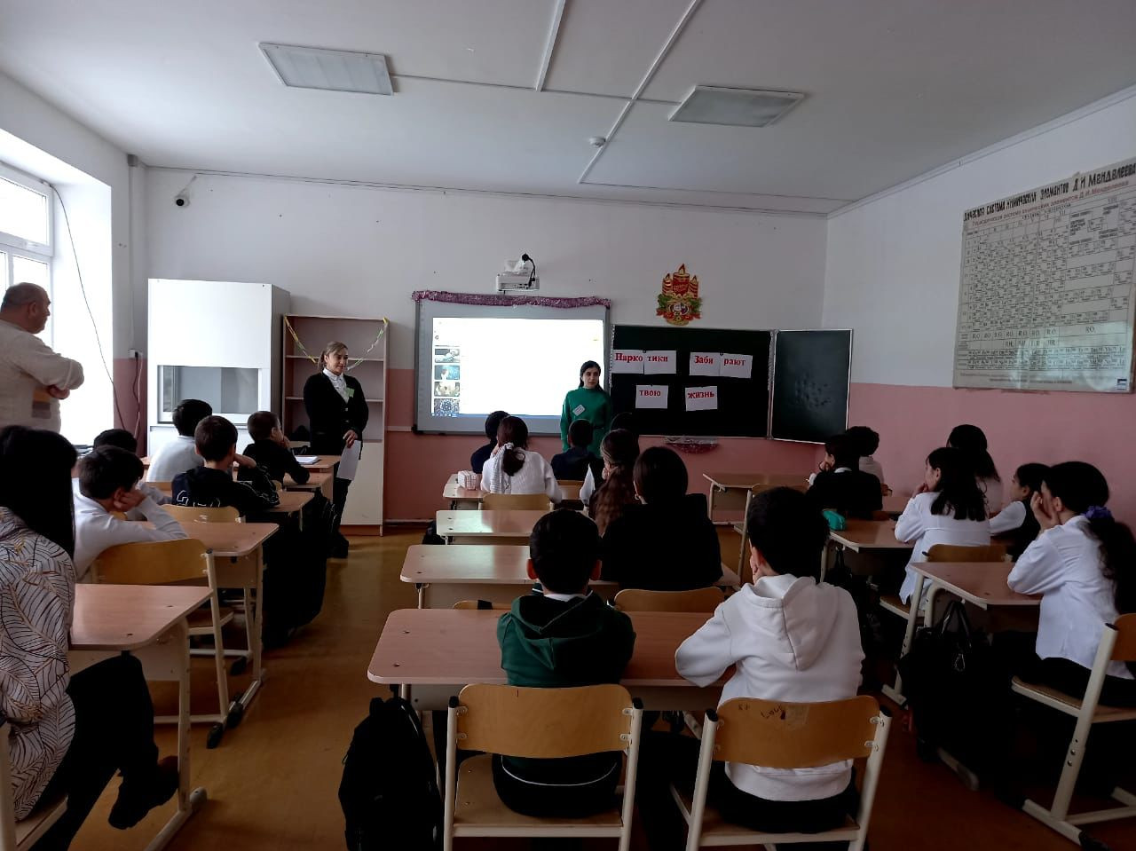 Специалисты Центра Муртазалиева Раисат, Багомедова Патимат и психолог Ибрагимова Асият посетили 6В класс СОШ №2 и провели беседу на тему "Наркотики забирают твою жизнь".