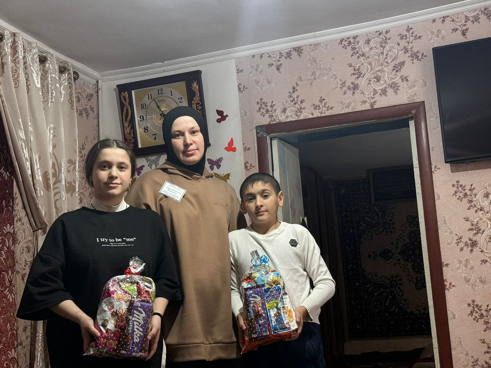 Специалист по работе с семьей и детьми, Алиева Максалина, перед наступлением новогодних праздников поздравила своих подопечных и сделала им радостные сюрпризы в виде сладких подарков.