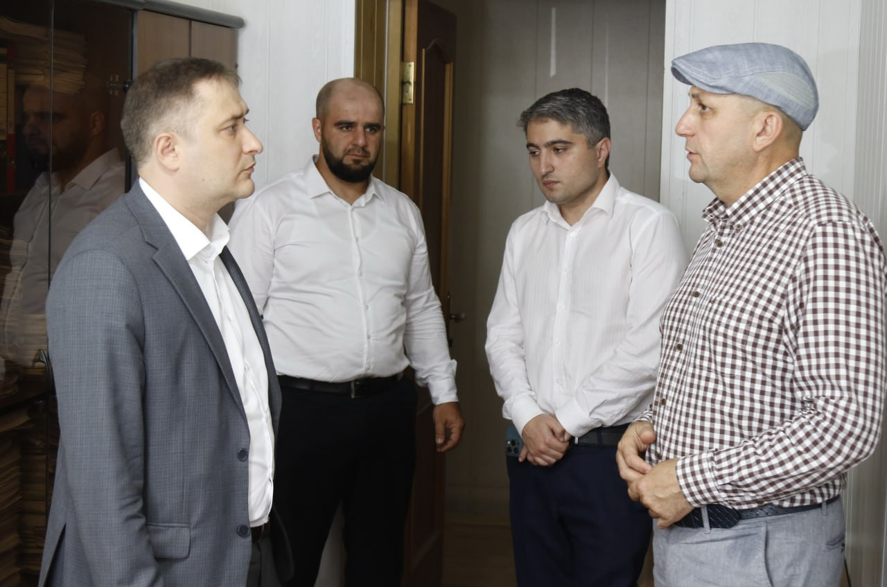 Министр труда Мурад Казиев посетил соцучреждения Унцукульского района