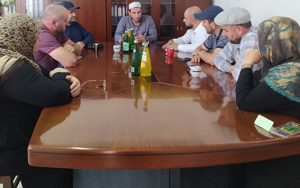 Вчера центр занятости "Унцукульского района" посетили глава селения "Унцукуль" Хабиб Абдулаев и имам Унцукульского района Магомед Абдулвахидов.