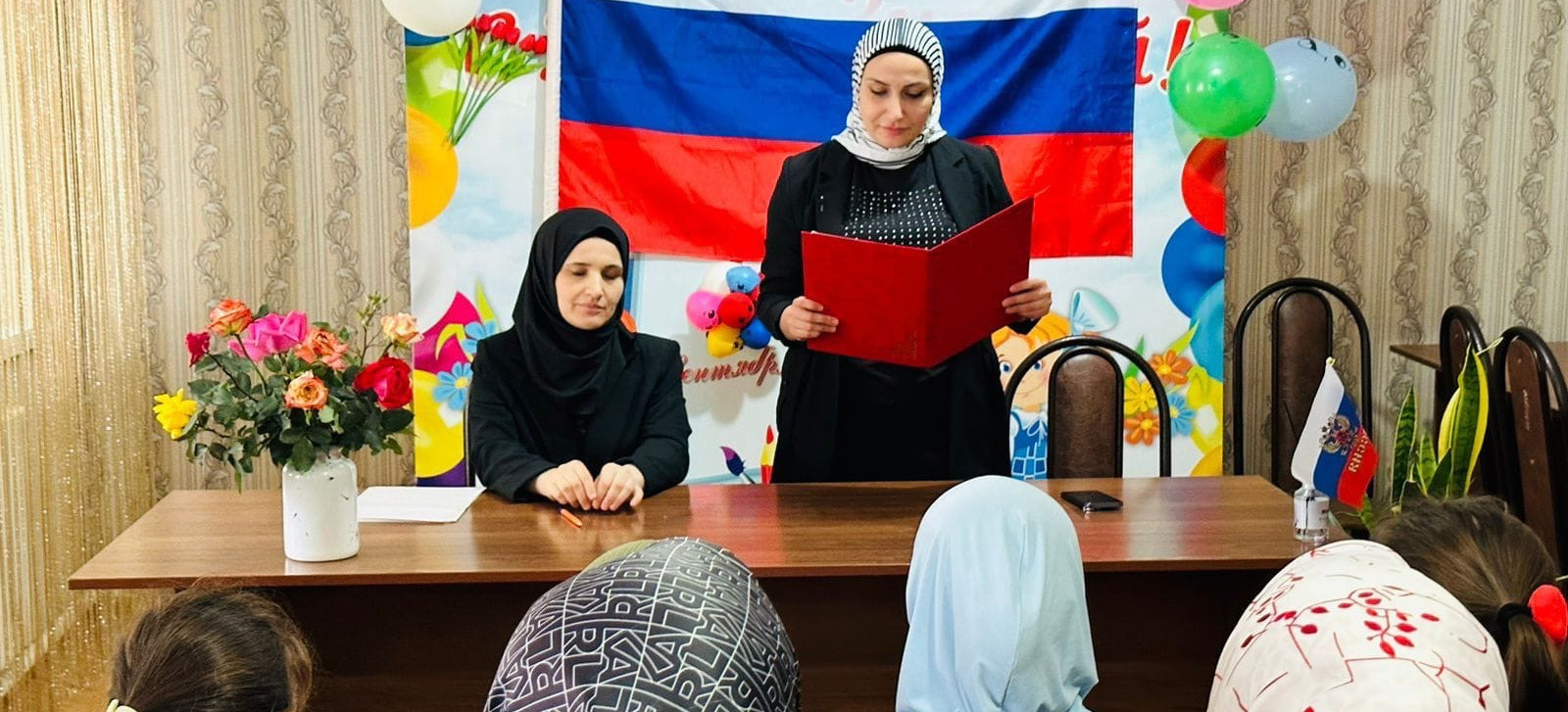 В Комплексном центре в Хасавюрте ко Дню народного единства с участием подопечных семей провели «круглый стол», посвященный отношениям детей и родителей