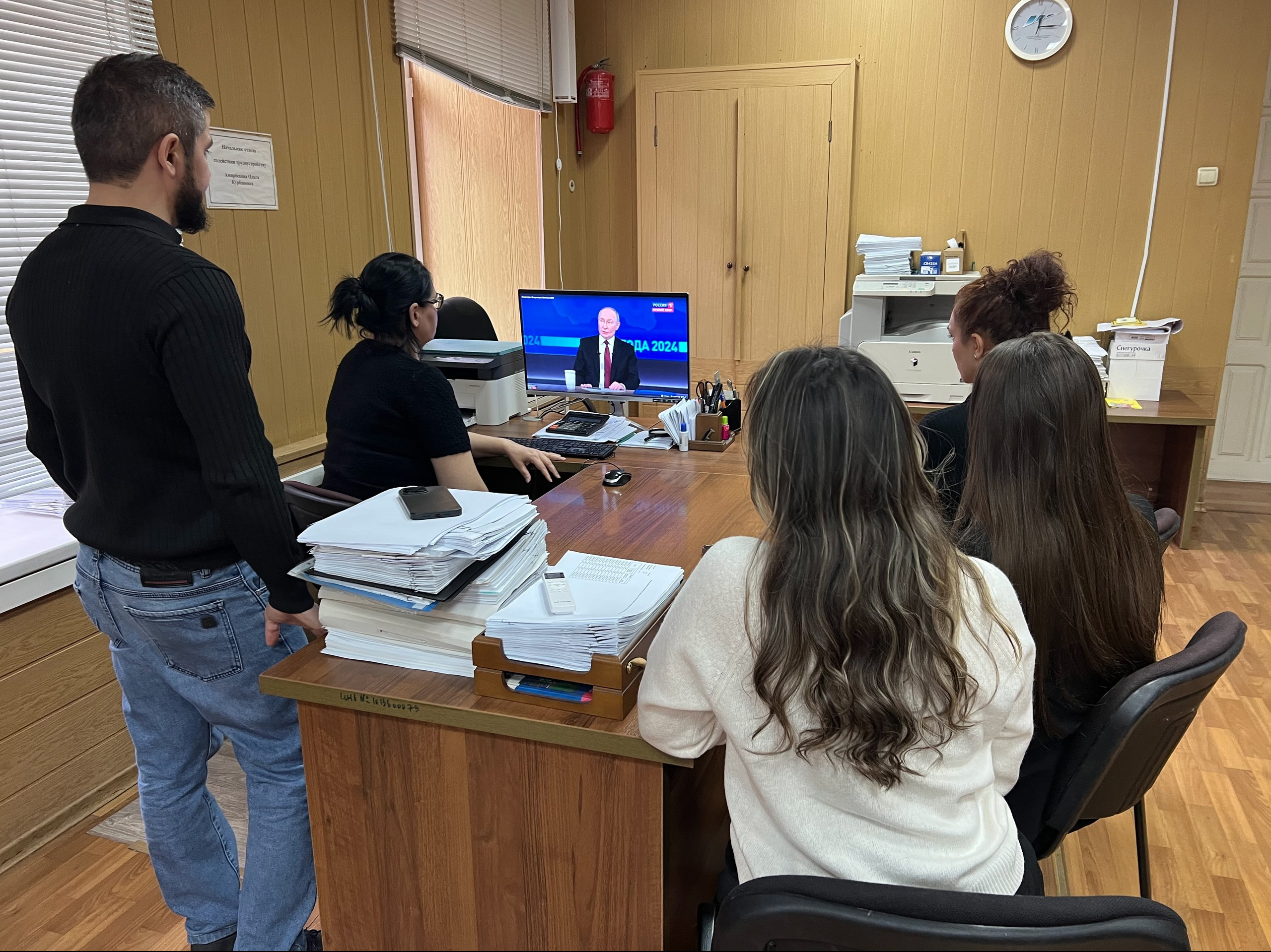 Коллектив центра занятости населения с интересом слушает прямую линию президента